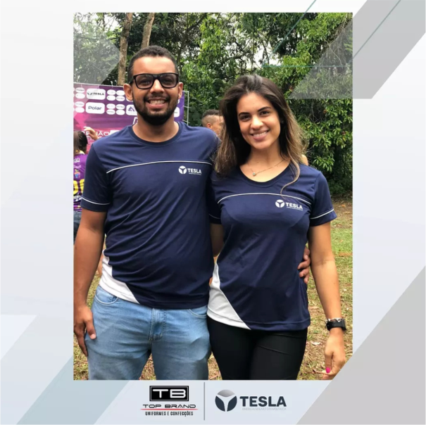 Cliente TopBrand vestindo uniforme personalizado
